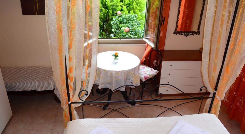 La Casa Delle Rose Room With Air Conditioning 斯培西亚 外观 照片