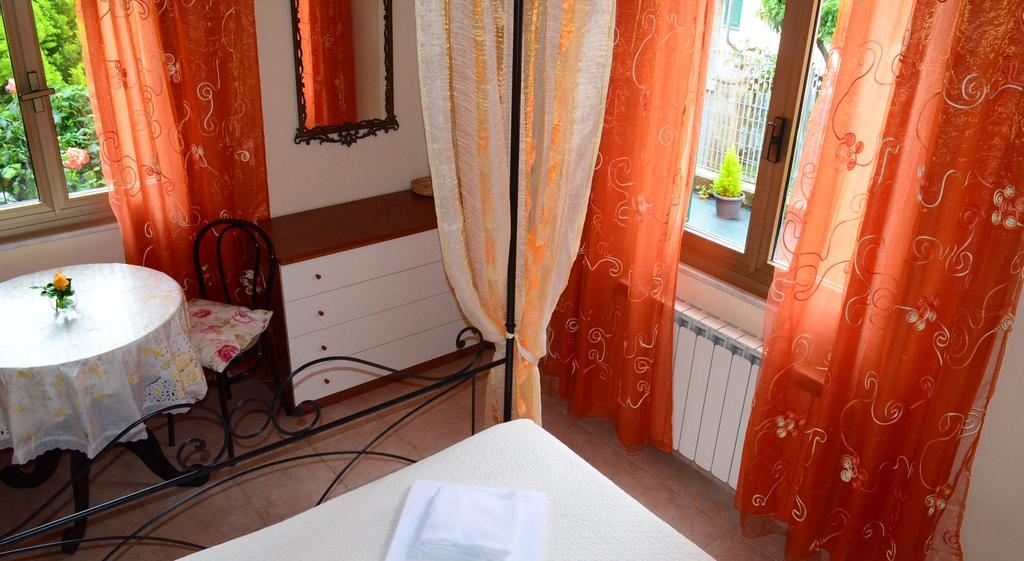 La Casa Delle Rose Room With Air Conditioning 斯培西亚 外观 照片